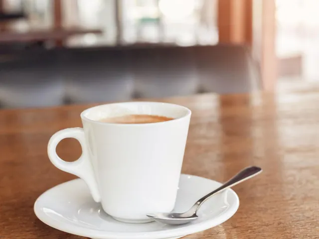 Een kop koffie op een houten tafel